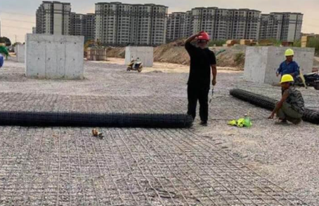 西乡塘土工格栅铺设前地基要怎么处理?